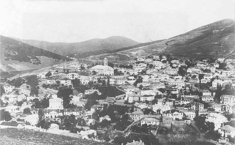 Άποψη του Νυμφαίου (νότια πλευρά), περ. 1930. Διακρίνεται στα δυτικά ο Ιερός Ναός του Αγίου Νικολάου, προστάτη του Νυμφαίου.