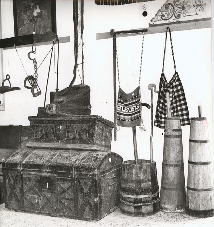 Μπαούλα και άλλα αντικείμενα της συλλογής στον αρχικό εκθεσιακό χώρο (Μουσείο Νυμφαίου), στην οικία του Ν. Φίστα στο Νυμφαίο. Δεκ. 1960-1970.